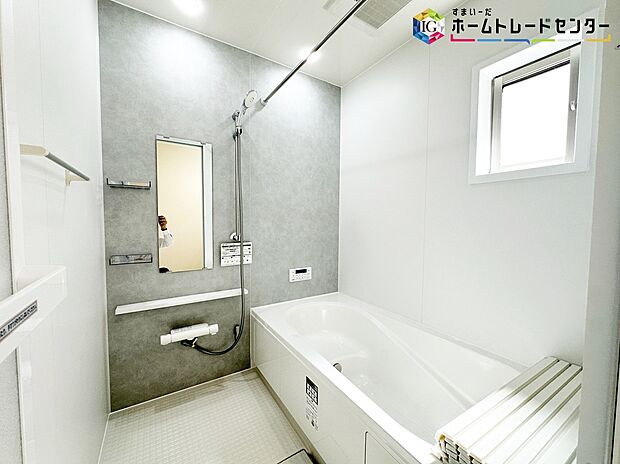 【浴室】≪Bathroom≫
窓付きのバスルーム。陽射し差し込む明るい環境は、日中の入浴も気持ち良くお使い頂けそうです。