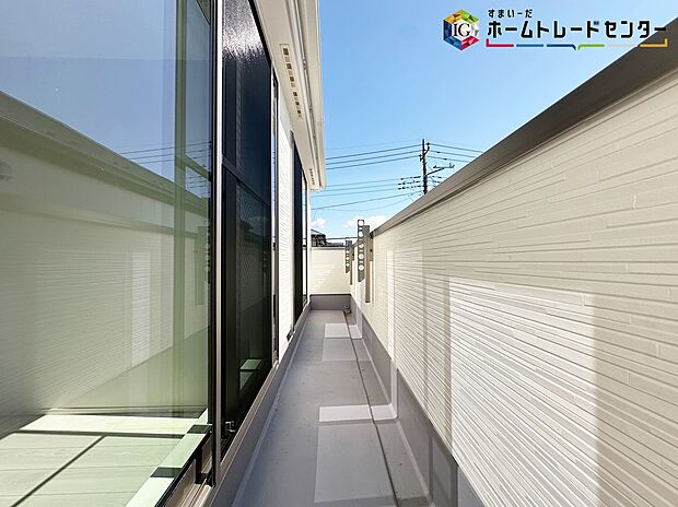 【バルコニー】≪balcony≫
晴れた日にはたっぷりのお洗濯ものを干すことができるバルコニー。