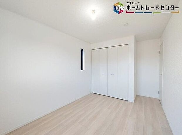 【リビング以外の居室】収納も完備しているので、お部屋は美しい空間を保てますね!
