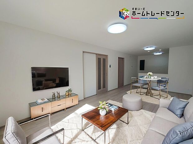 【リビング】≪Living room≫
広々とした開放感あふれるリビングです。ゆったり寛げる充分な広さがございますので、ご家族でインテリアのレイアウトを考えるのも楽しみになりそうです。
※家具はCGでございます