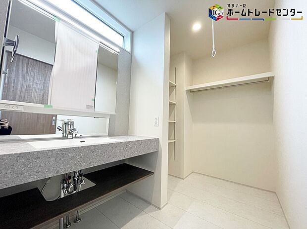 【洗面台】≪Powder room≫
白を基調とした爽やかなサニタリースペース。清潔感のある快適空間です。毎日の身支度も気持ち良くお使い頂けます。
