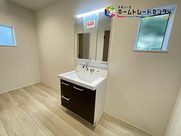 【洗面台・洗面所】サニタリースペースには窓が備えられております。毎朝の身支度も、陽の光差し込む明るい空間で、快適にお使い頂けそうです。