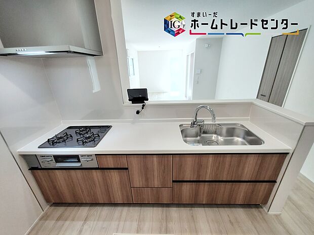 【キッチン】≪Kitchen≫
明るく開放感のあるリビング。対面式キッチンは、いつでもご家族を感じられる空間作りの重要ポイントになりそうです。
