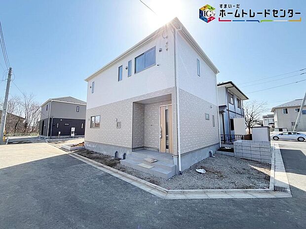 【前面道路含む現地写真】◆平日・お仕事帰りなど、いつでもご案内させていただきます！デザイン・目に見える設備面も大切ですが、耐震構造で地震に強い家の為、次代へ繋ぐ強固な住宅です。
