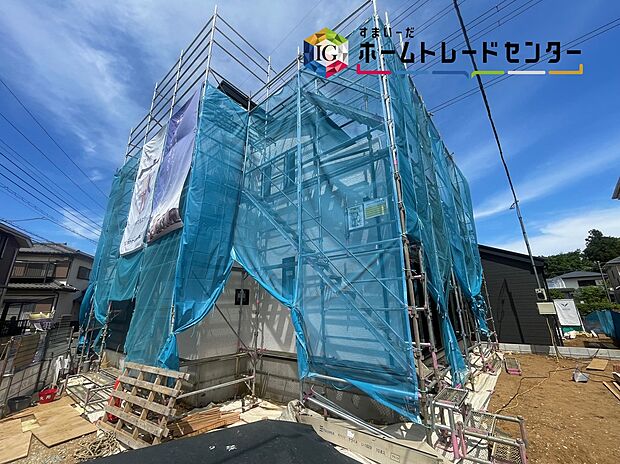 【前面道路含む現地写真】◆目の届きやすい場所に駐車場があるので安心感があります。また、荷物をたくさん持った状態でも車を降りてすぐ建物内に入ることができ、子どもを持つファミリー世帯にもおすすめです。