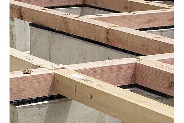 【剛性・耐久性にすぐれた「ベタ基礎」】コンクリートで建物の下一面を支える工法。 基礎鉄筋を張り、強度を高めたベタ基礎の耐圧盤を1階の床下全面に施工し、広い耐圧盤の面で建物の荷重を地盤に伝えます。