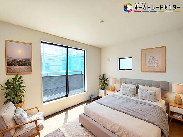 【居室】≪Room≫
採光良好な明るい室内。木の温もりがやさしいフローリングは安らぎをもたらすプライベート空間。
※家具はCGでございます。
