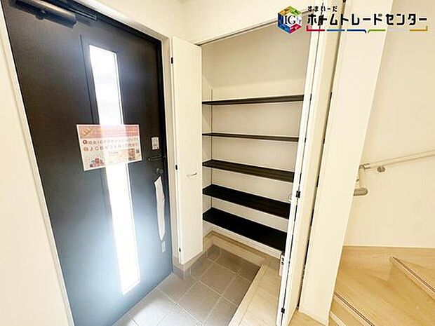 【玄関】玄関にはたっぷり収納の下駄箱を完備。玄関扉の一部がガラスのため、明るい光が入ります♪