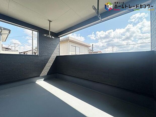 【バルコニー】ルーフバルコニーでは大きく広がる青空を眺めながら日光浴など、プライバシーを守りながら豊かな時を過ごせます。

