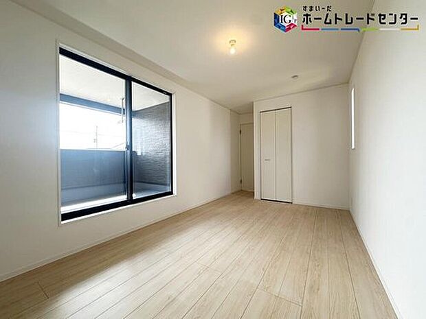 【リビング以外の居室】２階居室は南面に窓を設置しておりますので、ぽかぽかです♪

