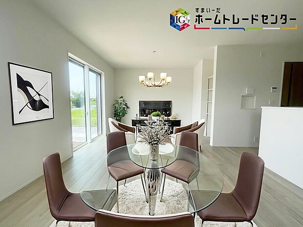 【リビング】≪Living room≫
広々とした開放感あふれるリビングです。ゆったり寛げる充分な広さがございますので、ご家族でインテリアのレイアウトを考えるのも楽しみになりそうです。
※家具はCGでございます。