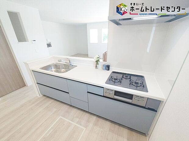 【キッチン】≪Kitchen≫
リビングで遊んでいるお子様を見守りながら、時にはお喋りをしながら料理や後片付けができる人気の高いスタイルです♪
