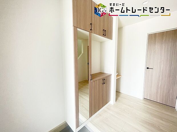 【玄関】姿見付きの下駄箱で、お家を出る前に今日のコーディネートの最終チェックをすることができます♪