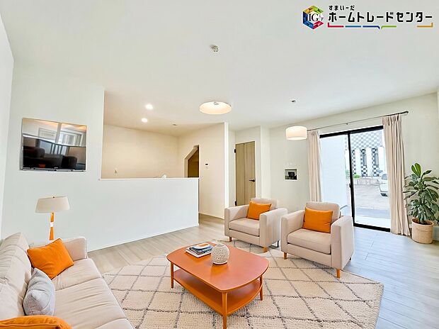 【LDK】≪Living room≫
ママの目線でデザインされた住まいは、水回りの導線や豊富な収納など魅力がたくさん。住み心地の良さをぜひご体感下さい！
※家具はCGでございます。