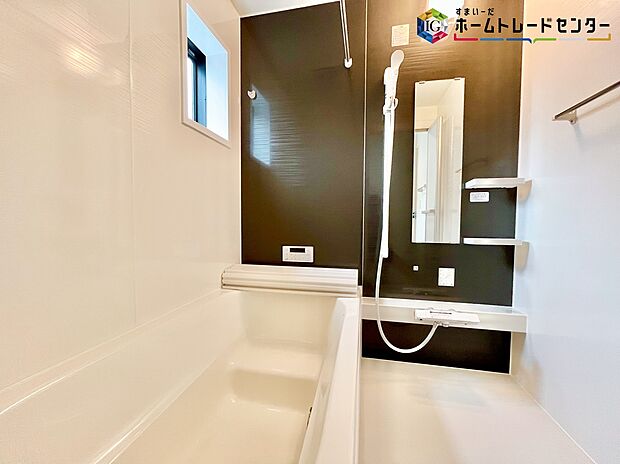 【浴室】≪Bathroom≫
窓付きのバスルーム。陽射し差し込む明るい環境は、日中の入浴も気持ち良くお使い頂けそうです。
