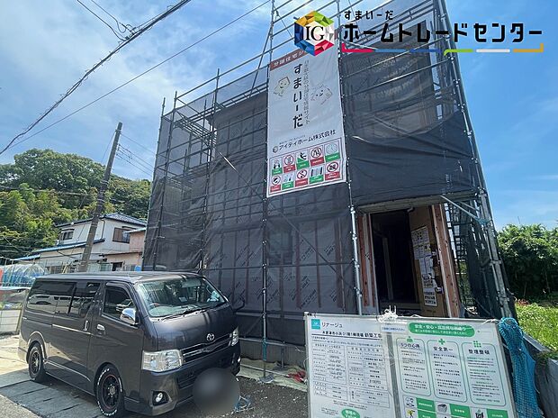 【前面道路含む現地写真】◆平日・お仕事帰りなど、いつでもご案内させていただきます！デザイン・目に見える設備面も大切ですが、耐震構造で地震に強い家の為、次代へ繋ぐ強固な住宅です。