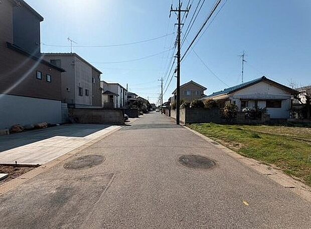【前面道路含む現地写真】◆耐震性能にこだわるお家です！お客様のすまいと安全を守る大切な住宅だからこそ、実際の建物の作りと安心感をぜひ現地にてご体感ください！ご見学予約受付です！