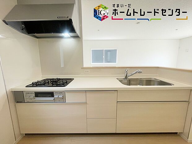 【キッチン】≪Kitchen≫
明るく開放感のあるリビング。対面式キッチンは、いつでもご家族を感じられる空間作りの重要ポイントになりそうです。
