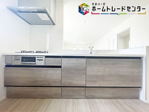 【キッチン】≪Kitchen≫
ママさんに人気のある対面式キッチン♪お料理をしながら「今日どんなことがあったの?」も楽しみの一つです♪