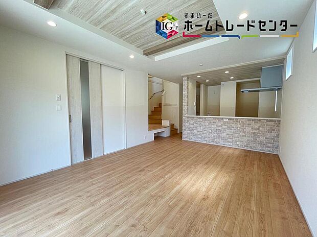【リビング】お陽さまの光をさわやかな風をたっぷりとりこめます。室内はいつも明るい印象なので気持ちの良い朝を迎えられます。毎日の生活も明るくなりそう。