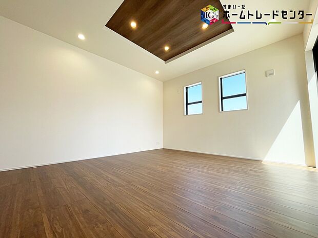 【リビング以外の居室】2面採光を確保した明るい室内は、風通しも良く、大変居心地の良い空間となっております。爽やかな風を感じて起きる朝は、快適生活の始まりに!