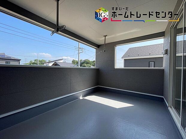 【バルコニー】インナーバルコニーでは布団やかさばる洋服などもしっかり干すことができますね。