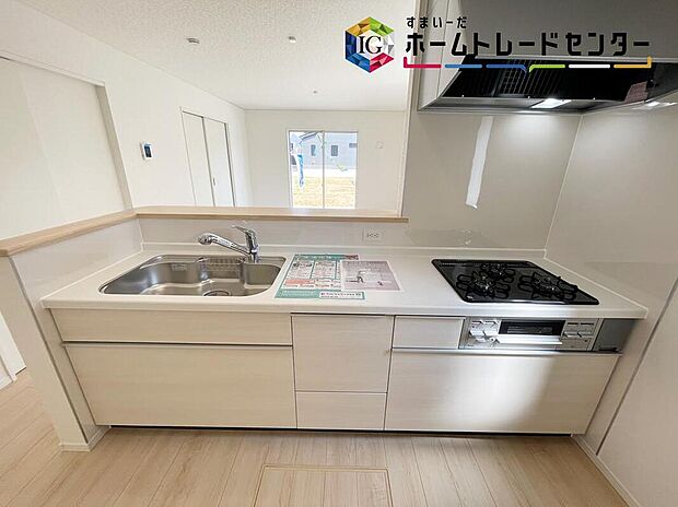 【キッチン】リビングで遊んでいるお子様を見守りながら、時にはお喋りをしながら料理や後片付けができる人気の高いスタイルです♪