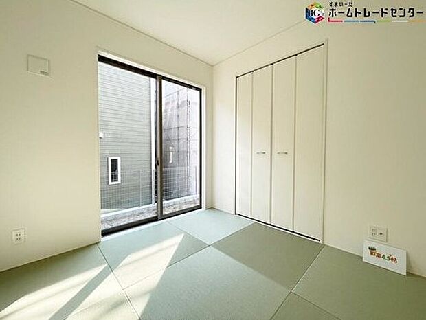 【リビング以外の居室】ホッと足を伸ばして寛げる和室をご用意。お子様の目の届く遊び場としても重宝します。