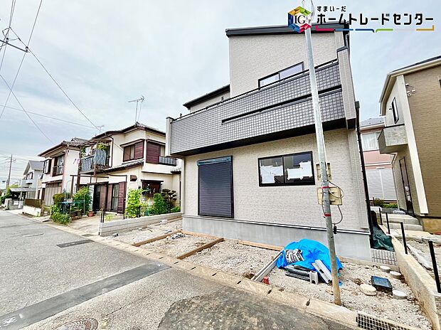 【前面道路含む現地写真】◆耐震性能にこだわるお家です！お客様のすまいと安全を守る大切な住宅だからこそ、実際の建物の作りと安心感をぜひ現地にてご体感ください！ご見学予約受付です！