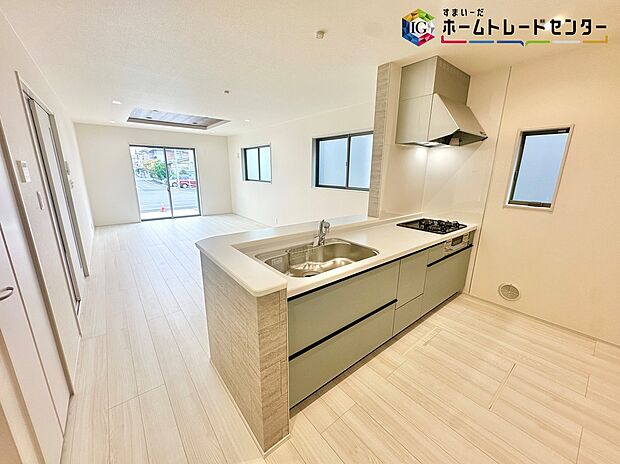 【キッチン】≪Kitchen≫
リビングで遊んでいるお子様を見守りながら、時にはお喋りをしながら料理や後片付けができる人気の高いスタイルです♪	