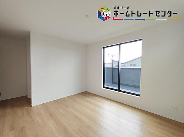 【≪Room≫】穏やかな光が差し込む室内には、穏やかな時間が流れます。休日には、落ち着いた空間で自分の趣味を楽しむのはいかがですか。