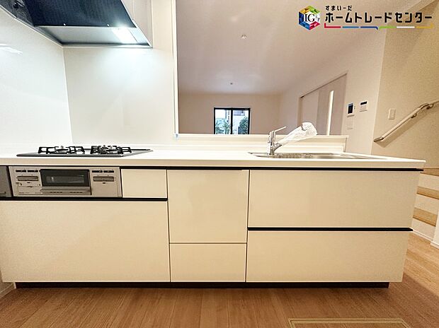 【キッチン】≪Kitchen≫
ママさんに人気のある対面式キッチン♪お料理をしながら「今日どんなことがあったの？」も楽しみの一つです♪	