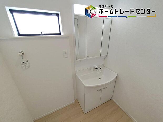 【洗面台・洗面所】白を基調とした爽やかなサニタリースペース。清潔感のある快適空間です。毎日の身支度も気持ち良くお使い頂けます。