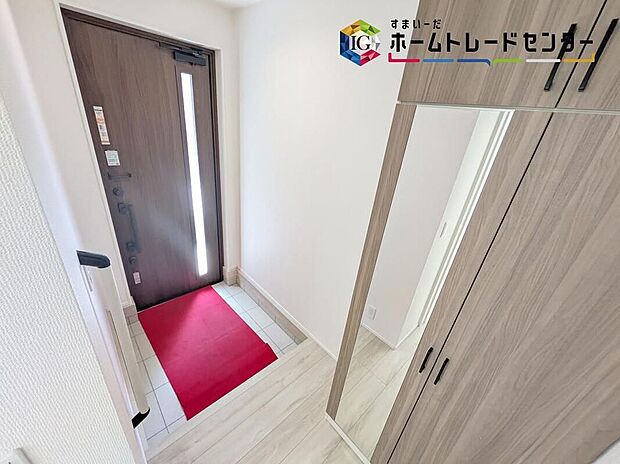 【玄関】姿見付きの下駄箱で、お家を出る前に今日のコーディネートの最終チェックをすることができます♪