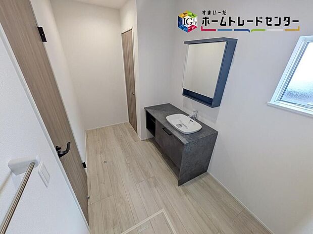 【洗面台・洗面所】明るく清潔感溢れるサニタリースペース。毎日使う場所だからこそ、快適な空間となっております。