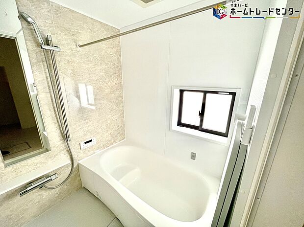 【浴室】≪Bathroom≫
窓付きのバスルームは、採光もあり明るく気持ちの良い空間です。窓があることで、換気環境も良好。掃除もスムーズに出来ます。