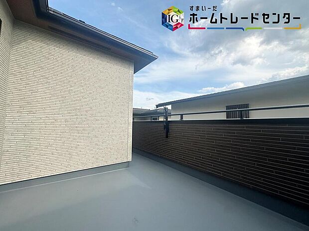 【バルコニー】南側に設置されたバルコニー。心地よい春の陽射しや暖かな風を楽しむことが出来る。晴れた日にはたっぷりの洗濯物や布団を干せます！