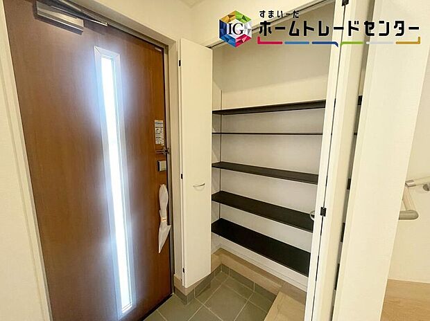 【玄関】開放感のある玄関ホール。温もり感じるフローリング仕様ですので、ご家族やお客様を温かく迎えてくれます。