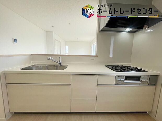【キッチン】リビングで遊んでいるお子様を見守りながら、時にはお喋りをしながら料理や後片付けができる人気の高いスタイルです♪