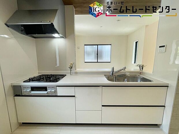 【≪Kitchen≫】明るく開放感のあるリビング。対面式キッチンは、いつでもご家族を感じられる空間作りの重要ポイントになりそうです。