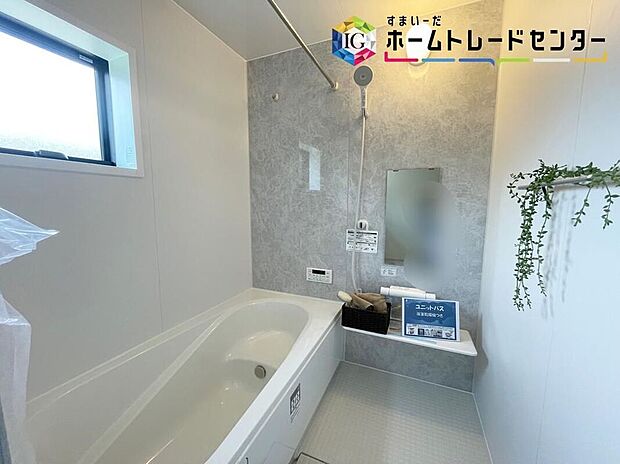 【≪Bathroom≫】窓付きのバスルームは、採光もあり明るく気持ちの良い空間です。窓があることで、換気環境も良好。掃除もスムーズに出来ます。
