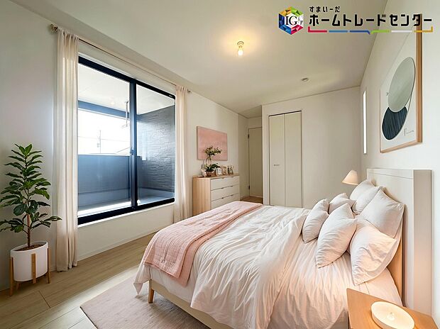 【寝室】≪Room≫
お陽さまの光をさわやかな風をたっぷりとりこめます。室内はいつも明るい印象なので気持ちの良い朝を迎えられます。毎日の生活も明るくなりそうです。
※家具はCGでございます。
