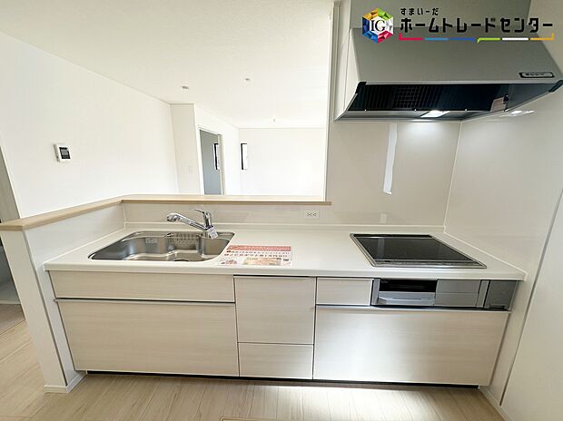【キッチン】≪Kitchen≫
明るく開放感のあるリビング。対面式キッチンは、いつでもご家族を感じられる空間作りの重要ポイントになりそうです。
