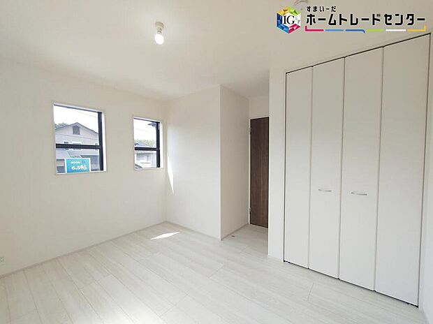 【リビング以外の居室】採光良好な明るい室内。木の温もりがやさしいフローリングは安らぎをもたらすプライベート空間。