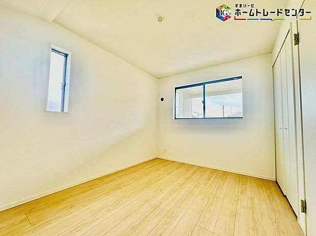 【リビング以外の居室】お陽さまの光をさわやかな風をたっぷりとりこめます。室内はいつも明るい印象なので気持ちの良い朝を迎えられます。毎日の生活も明るくなりそうです。