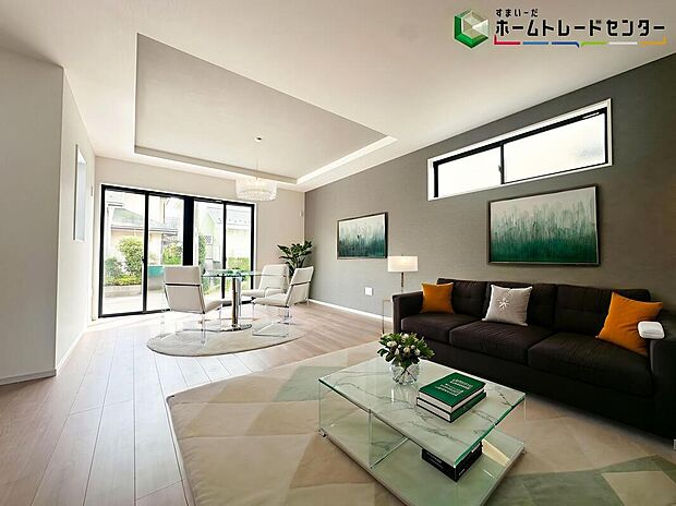 【リビング】≪Living room≫
広々とした開放感あふれるリビングです。ゆったり寛げる充分な広さがございますので、ご家族でインテリアのレイアウトを考えるのも楽しみになりそうです。
※家具はCGでございます。