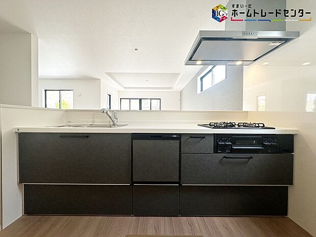【キッチン】≪Kitchen≫
明るく開放感のあるリビング。対面式キッチンは、いつでもご家族を感じられる空間作りの重要ポイントになりそうです。