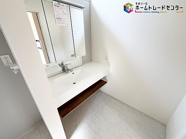 【洗面所】≪Powder room≫
サニタリースペースには窓が備えられております。毎朝の身支度も、陽の光差し込む明るい空間で、快適にお使い頂けそうです。