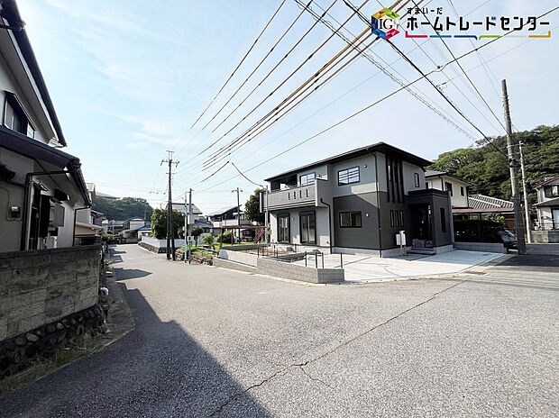 【前面道路含む現地写真】一戸建ての大きなメリットは、「自分の土地」を自由に使えること。好きなペットが飼えるほか、ガーデニングやDIY、車やバイクの手入れなど様々な趣味を楽しめます♪