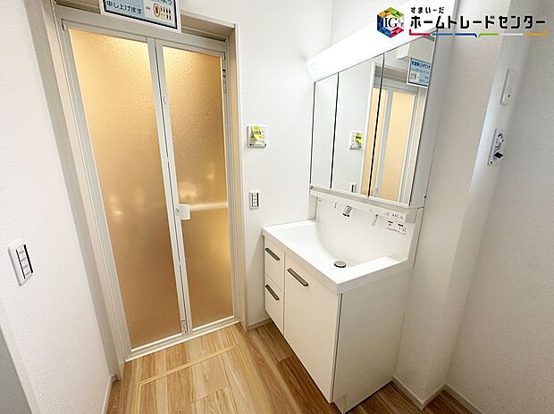【洗面所】≪Powder room≫
サニタリースペースには窓が備えられております。毎朝の身支度も、陽の光差し込む明るい空間で、快適にお使い頂けそうです。